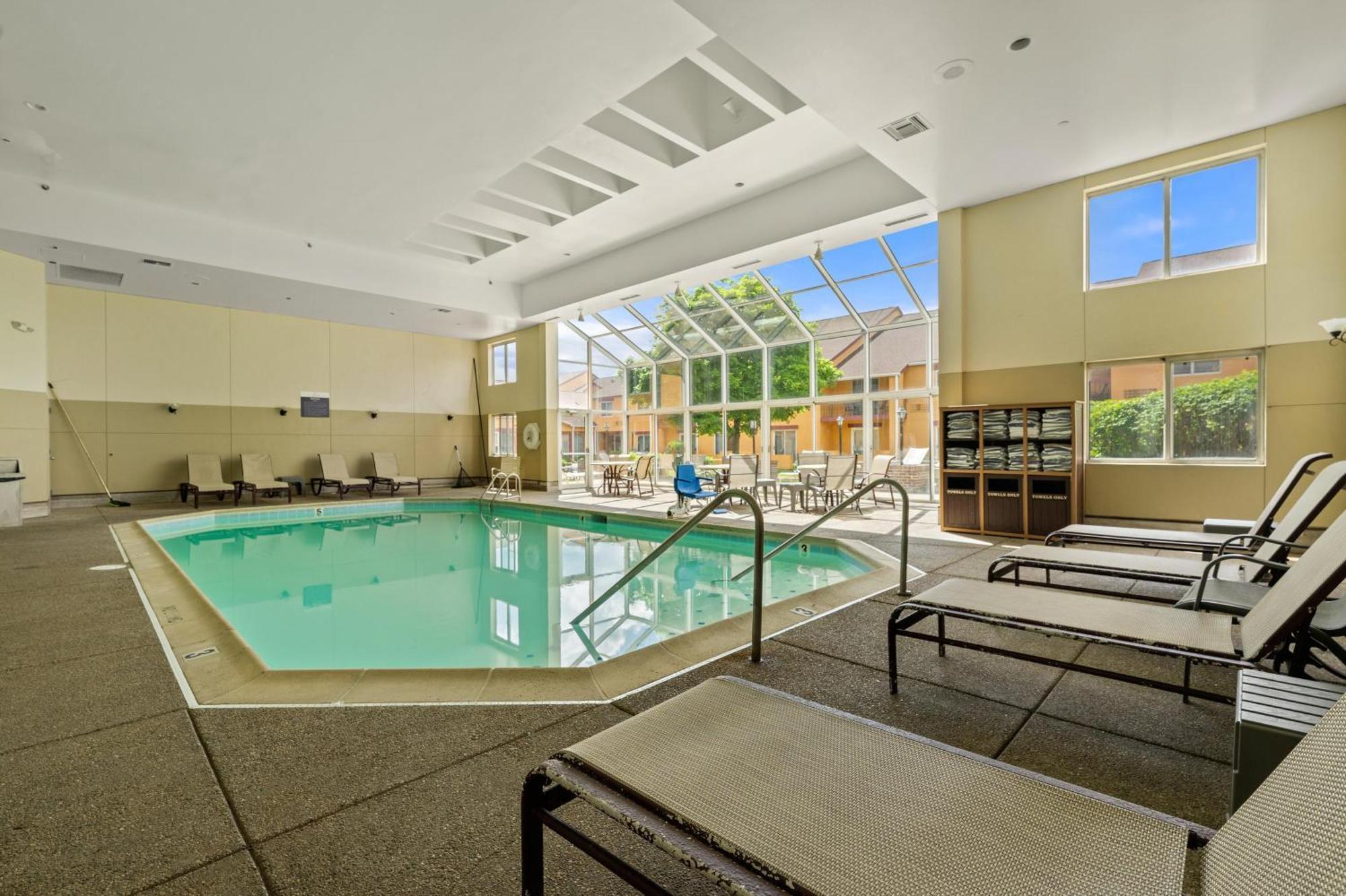 Chicago Club Inn & Suite Oakbrook Terrace Exterior photo