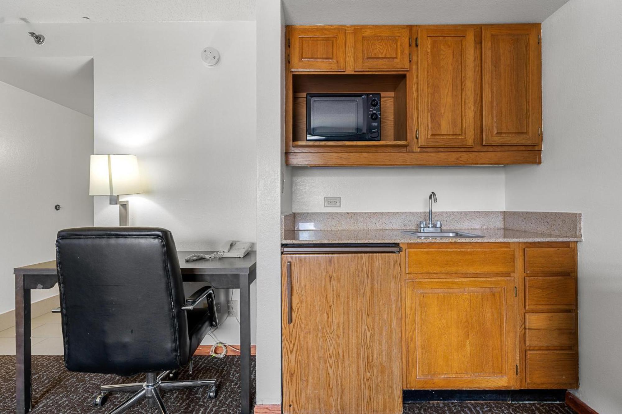 Chicago Club Inn & Suite Oakbrook Terrace Room photo