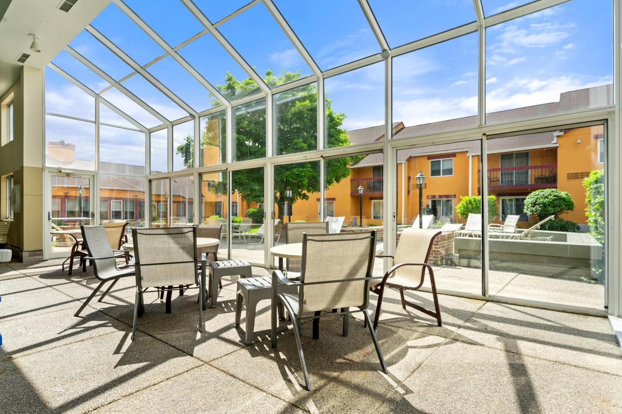 Chicago Club Inn & Suite Oakbrook Terrace Exterior photo