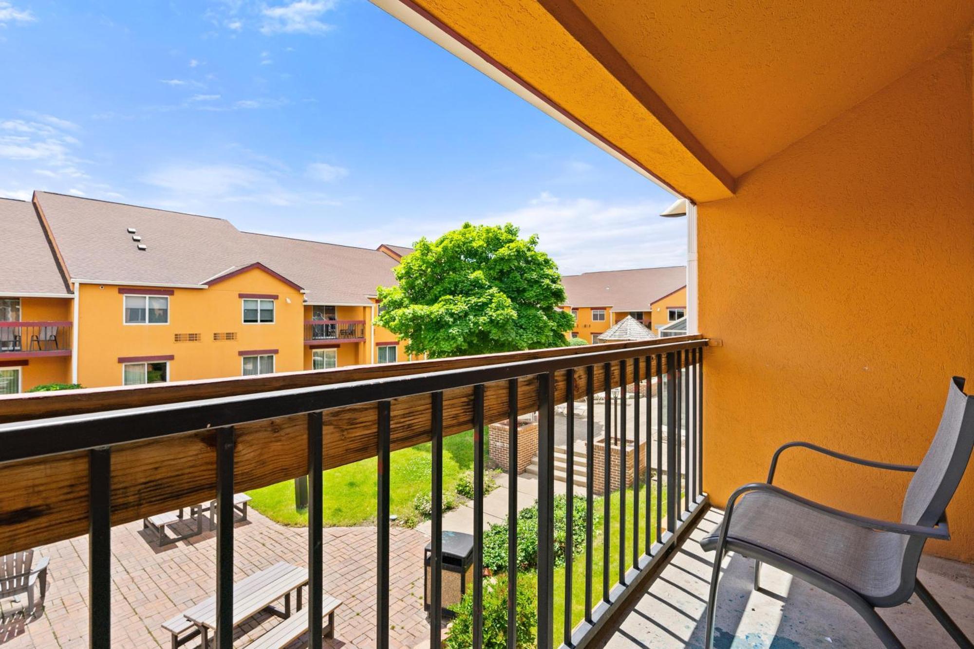 Chicago Club Inn & Suite Oakbrook Terrace Room photo