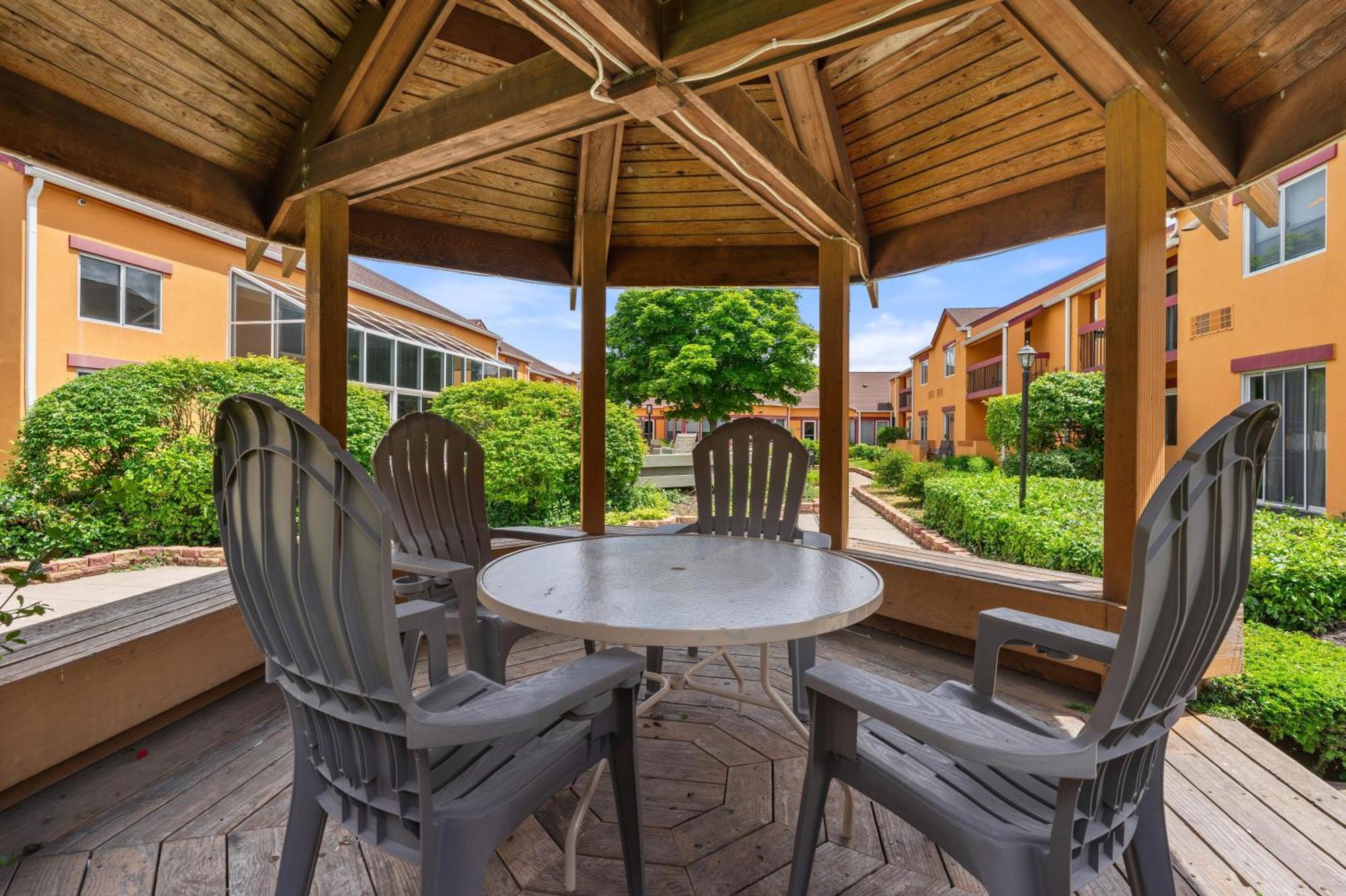 Chicago Club Inn & Suite Oakbrook Terrace Exterior photo