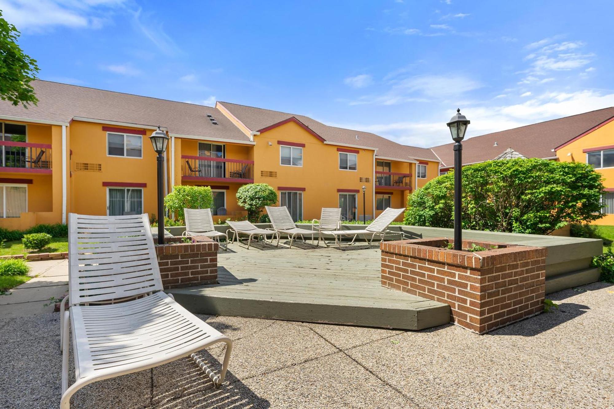Chicago Club Inn & Suite Oakbrook Terrace Exterior photo