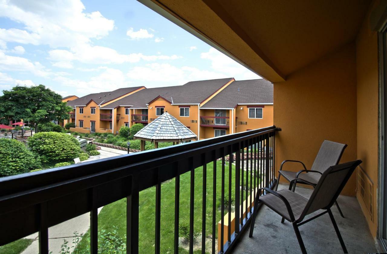 Chicago Club Inn & Suite Oakbrook Terrace Exterior photo